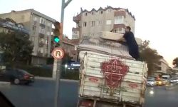 İstanbul- Avcılar'da kamyon üzerinde tehlikeli yolculuk