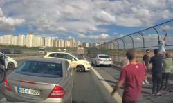 İstanbul - Avcılar'da viyadükteki kediyi kurtarmaya çalışan kadına otomobil çarptı; o anlar kamerada