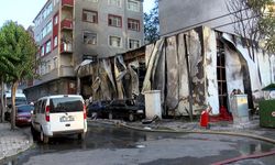 İstanbul - Bağcılar'da otomobil tamirhanesinde çıkan yangın 2 binaya sıçradı: 4 kişi dumandan etkilendi / Ek görüntü - Geniş haber