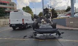 İstanbul- Bahçelievler'da minibüsün çarptığı otomobil devrildi