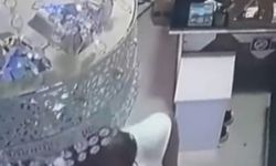 İstanbul- Fatih'te çocuğu oyalayarak masadaki telefonu aldı