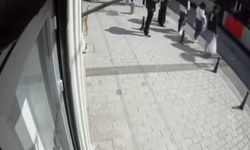 İstanbul - Fatih'te tramvayın çarptığı yaya yaralandı; Kaza anı kamerada