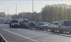İstanbul- Gaziosmanpaşa'da otomobil bariyerlere çarptı: 4 yaralı