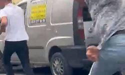 İstanbul- Gaziosmanpaşa'da trafikte yol verme kavgası; sopayla saldıranları biber gazıyla kovaladı