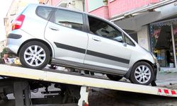 İstanbul - Güngören'de yayaya çarpan otomobil aydınlatma direği ve iş yerinin duvarına çarparak durdu