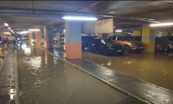 İstanbul-Kadıköy'de kazı sırasında su borusu patladı; AVM otoparkını su bastı