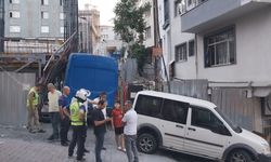 İstanbul - Kağıthane'de minibüs inşaat alanına girdi; çocukların ölümden saniyelerle kurtulduğu anlar kamerada