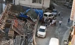 İstanbul - Kağıthane'de sürücüsünün direksiyon hakimiyetini kaybettiği minibüs inşaat alanına girdi
