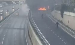 İstanbul- Küçükçekmece'de kargo kamyoneti alev alev yandı