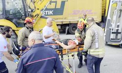 İstanbul- Küçükçekmece'de park halindeki TIR'a çarpan otomobilin sürücüsü yaralandı
