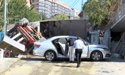 İstanbul- Pendik'te traktör yüklü kamyon, gecekondu ve iki otomobile çarparak devrildi