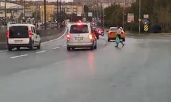 İstanbul - Sultangazi'de yola atlayarak oturan kadın trafikte tehlike oluşturdu