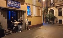İstanbul-Taksim'de kaldırımda yürüyen kadına kapkaç; şüpheliyi metrelerce kovaladı