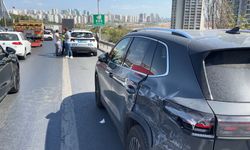 İstanbul - TEM Otoyolu'nda kazada savrulan minibüs, peçete satan engelli kişiye çarptı