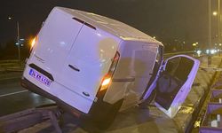İstanbul- Ümraniye'de, bariyerlere çıkan hafif ticari aracın sürücüsü yaralandı