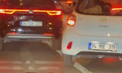 İstanbul-Üsküdar'da sürücünün trafikte yol verme kavgasında biber gazı sıktığı anlar kamerada