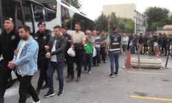 İstanbul - Usulsüz yöntemlerle yabancılara vatandaşlık kazandıramaya çalışan 113 şüpheli adliyeye sevk edildi