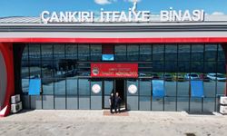 İtfaiyeci çift, alevlerle savaşıyor