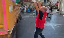 İzmir Karşıyaka'da grev kararı sonrası sokaklarda çöp yığınları oluştu (2)