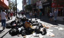 İzmir'de çöp yığınları tepkiye neden oldu