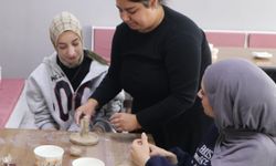 Kadınlar kil atölyesinde hem stres attı hem hobi edindi