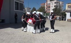 Kalp krizinden ölen polis babasını son yolculuğuna fotoğrafını öpüp, uğurladı