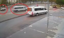 Kamyonetin çarptığı servis minibüsü yayaların üzerine savruldu; kaza kamerada