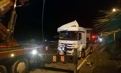 Karadeniz Sahil Yolu'nda TIR devrildi: 2 yaralı