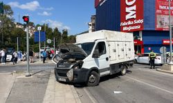 Kavşakta belediye otobüsü ile kamyonet çarpıştı; 1'i çocuk, 5 yaralı
