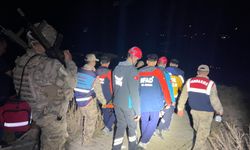 Kayalıklardan düştü, 1,5 saat sedye ile taşınarak hastaneye ulaştırıldı