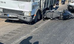 Kırmızı ışıkta bekleyen motosiklete kamyon çarptı: Baba öldü, oğlu yaralı