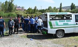Kızılırmak'a düşen arkadışını kurtarmak isterken birlikte boğuldular