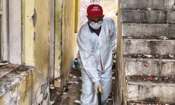 Kötü koku ihbarıyla gidilen evden 2 kamyonet çöp çıktı