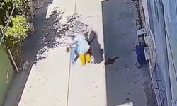 Kucağında çocuğuyla yürüyen anneyi 3 kadının darbettiği anlar kamerada