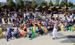 Küçükçekmece'de 90'lar konseptli yaza veda festivali düzenlendi