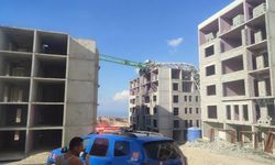 Kule vinç, binanın üzerine devrildi