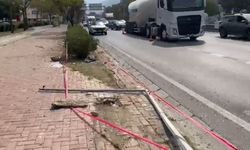 Lastiği patlayan hafif ticari araç alt geçide girdi, sürücü yaralandı