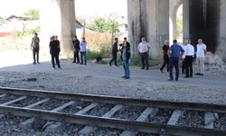 Malatya'da yük treninin çarptığı yaya ağır yaralandı