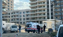 Manisa'da inşaat alanında yangın; 2 kişi dumandan etkilendi
