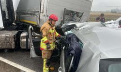 Manisa'da TIR, kamyonet ve 3 otomobilin karıştığı zincirleme kaza: 1 ölü, 2 yaralı