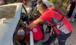 Mersin'de kaldırıma çıkan otomobil ağaca çarptı: 2 yaralı
