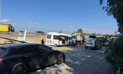 Minibüs ile kamyon kafa kafaya çarpıştı: 2 yaralı
