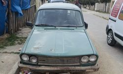 Motosiklet, otomobile çarpıp başka aracın üzerine düştü; 1 yaralı