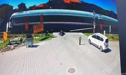 Motosiklet, trene çarptı; kaza kamerada