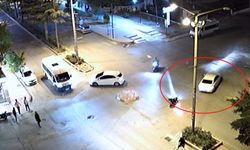 Motosiklete çarpan otomobilin sürücüsünün kaçtığı kaza kamerada