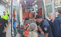 Motosikletin önce çocuğa, ardından hafif ticari araca çarptığı kaza kamerada; 2 yaralı