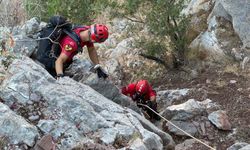 Muğla'da kayalıklarda mahsur kalan Alman vatandaşını JAK ekibi kurtardı