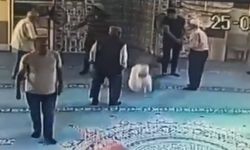 Namaz sonrası fenalaştığı o anlar kamerada