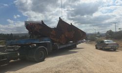 Otobüs, gemi çapası taşıyan TIR'a çarptı: 3 yaralı