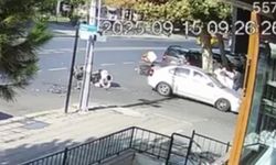 Otomobil ile çarpışan motosiklette 2 kişi yaralandı; kaza kamerada
